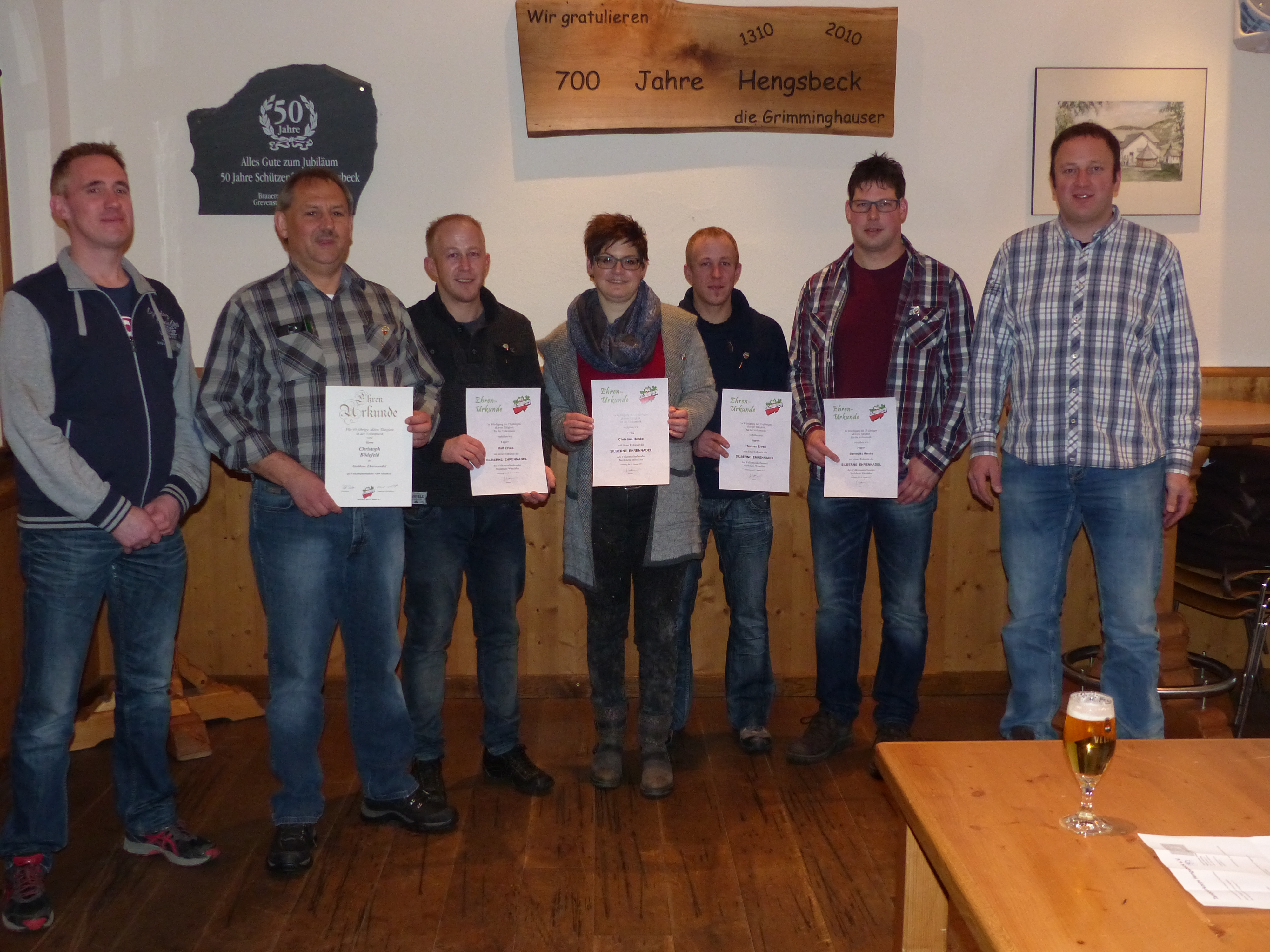 v.l. Thomas Bremke (2. Vorsitzender), Christoph Bödefeld (40 Jahre), Ralf Erves (25 Jahre), Christina Henke (Beisitzerin, 25 Jahre), Thomas Erves (25 Jahre), Benedikt Henke (Geschäftsführer, 25 Jahre), Christoph Quinkert (1. Vorsitzender) Generalversammlung 2017