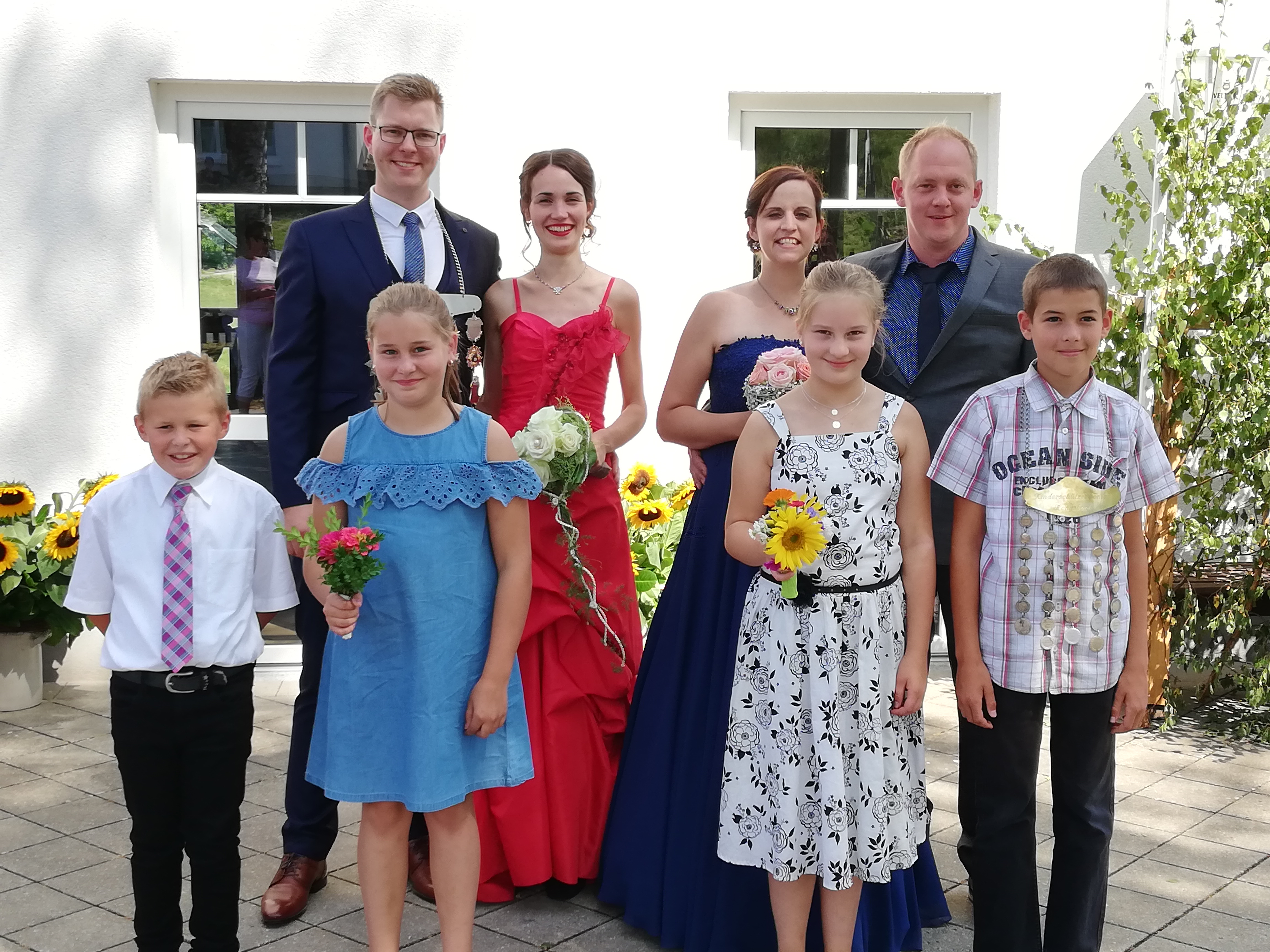 König Fabian Mütherich mit Linda Bieker; Vizekönig Sebastian Schmidt mit Sarah Hengesbach; Kinderkönig Olaf Hermes mit Antonia Conze; Kindervizekönig Julius Teipel mit Ida Alteköster Hofstaat Schützenfest 2019